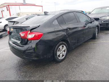 Vue de 2017 Chevrolet Cruze Ls Auto, angle 4
