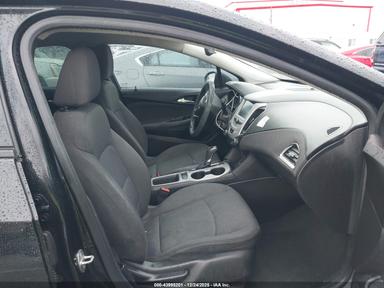 Vue de 2017 Chevrolet Cruze Ls Auto, angle 5