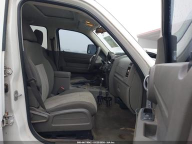 Vista de 2008 Dodge Nitro Sxt, ángulo 5