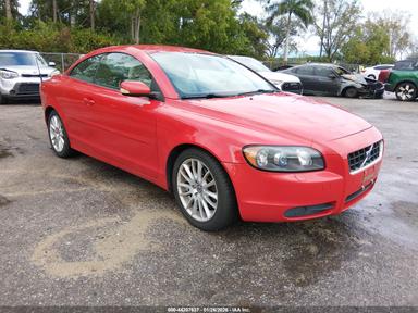 منظر 2007 Volvo C70 T5، زاوية 1