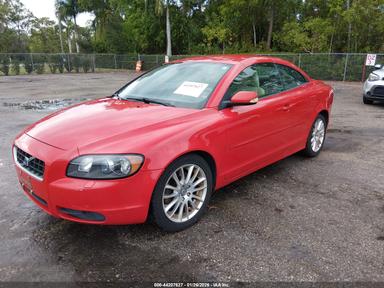 منظر 2007 Volvo C70 T5، زاوية 2