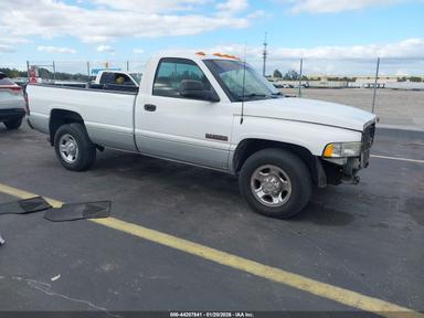 Vista de 2002 Dodge Ram 2500 St, ángulo 1