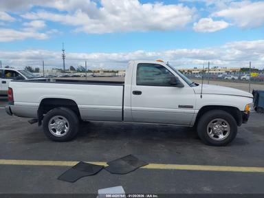 Vista de 2002 Dodge Ram 2500 St, ángulo 13