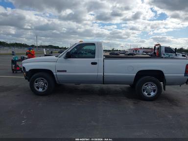 Vista de 2002 Dodge Ram 2500 St, ángulo 14
