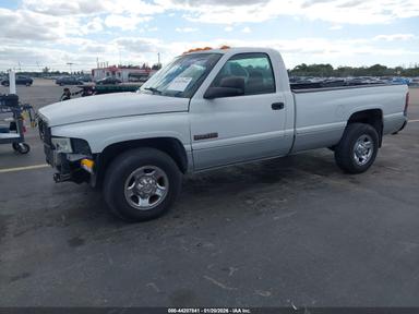Vista de 2002 Dodge Ram 2500 St, ángulo 2