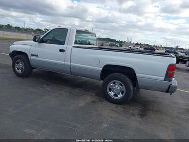 Vista de 2002 Dodge Ram 2500 St, ángulo 3