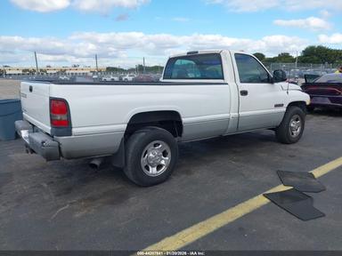Vista de 2002 Dodge Ram 2500 St, ángulo 4