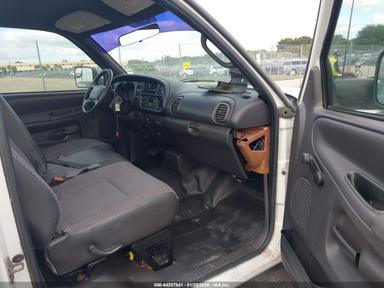 Vista de 2002 Dodge Ram 2500 St, ángulo 5
