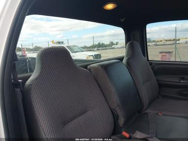 Vista de 2002 Dodge Ram 2500 St, ángulo 8