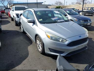Vista de 2016 Ford Focus Se, ángulo 1