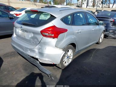 Vista de 2016 Ford Focus Se, ángulo 4
