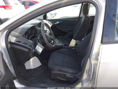 Vista de 2016 Ford Focus Se, ángulo 5