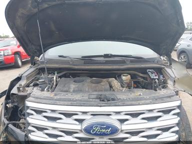 Vista de 2018 Ford Explorer Limited, ángulo 10