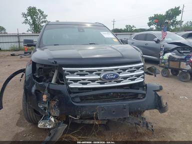 Vista de 2018 Ford Explorer Limited, ángulo 11