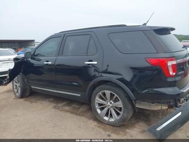 Vista de 2018 Ford Explorer Limited, ángulo 13