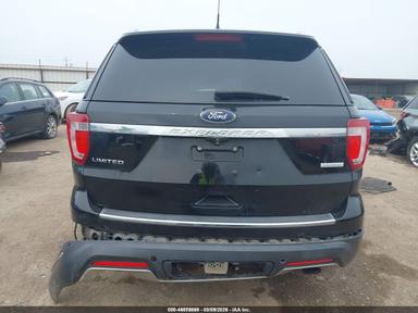 Vista de 2018 Ford Explorer Limited, ángulo 15