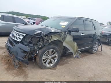 Vista de 2018 Ford Explorer Limited, ángulo 2