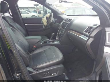 Vista de 2018 Ford Explorer Limited, ángulo 5