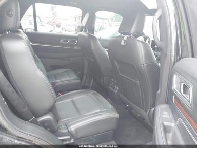 Vista de 2018 Ford Explorer Limited, ángulo 8