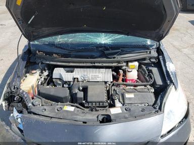 Вид 2015 Toyota Prius Two Hybrid, угол 10
