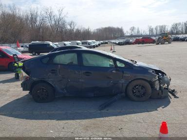 Вид 2015 Toyota Prius Two Hybrid, угол 13