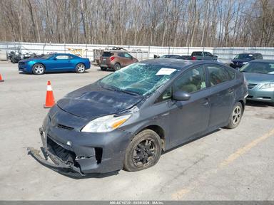 Вид 2015 Toyota Prius Two Hybrid, угол 2