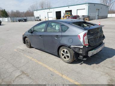 Вид 2015 Toyota Prius Two Hybrid, угол 3