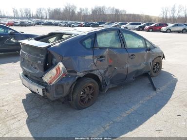 Вид 2015 Toyota Prius Two Hybrid, угол 4