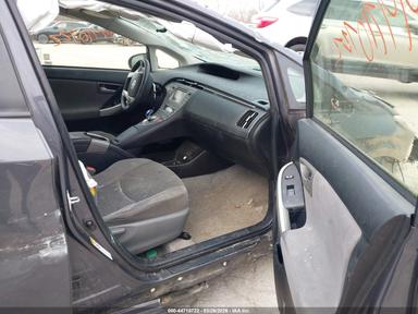 Вид 2015 Toyota Prius Two Hybrid, угол 5