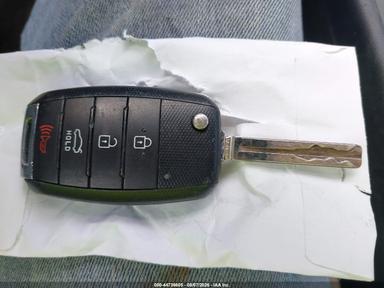 Vista de 2017 Kia Rio Lx, ángulo 11