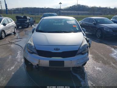 Vista de 2017 Kia Rio Lx, ángulo 12
