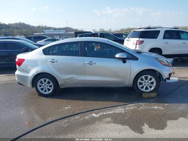 Vista de 2017 Kia Rio Lx, ángulo 13