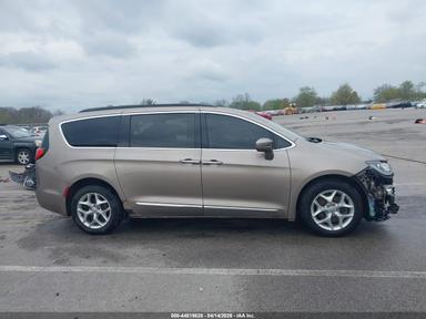 2017 Chrysler Pacifica Touring-L view, angle 13