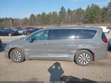 Vedere 2020 Chrysler Pacifica Hybrid Limited, unghi 13