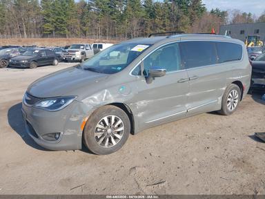Vedere 2020 Chrysler Pacifica Hybrid Limited, unghi 2
