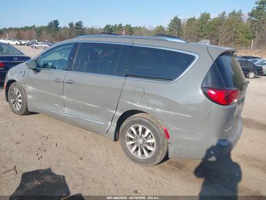 Vedere 2020 Chrysler Pacifica Hybrid Limited, unghi 3