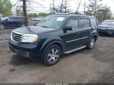 منظر 2013 Honda Pilot Touring، زاوية 2