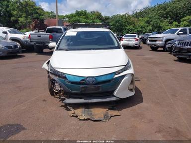 Vue de 2017 Toyota Prius Prime Advanced, angle 12
