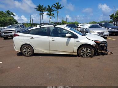 Vue de 2017 Toyota Prius Prime Advanced, angle 13