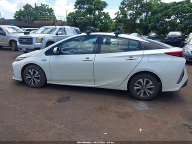 Vue de 2017 Toyota Prius Prime Advanced, angle 14