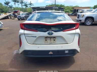 Vue de 2017 Toyota Prius Prime Advanced, angle 16