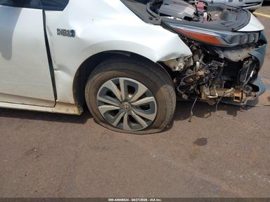 Vue de 2017 Toyota Prius Prime Advanced, angle 17