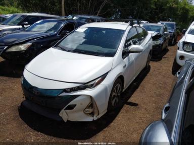Vue de 2017 Toyota Prius Prime Advanced, angle 2