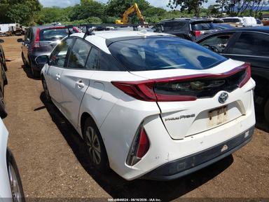 Vue de 2017 Toyota Prius Prime Advanced, angle 3