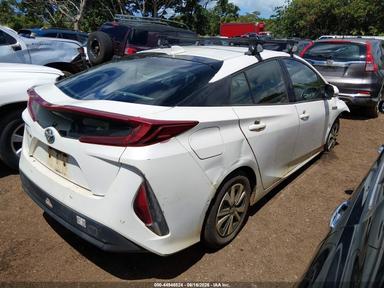 Vue de 2017 Toyota Prius Prime Advanced, angle 4