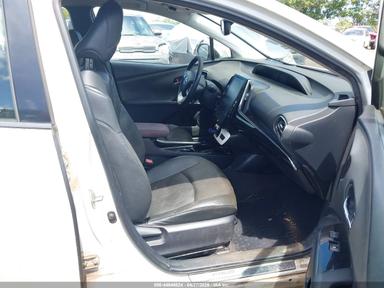 Vue de 2017 Toyota Prius Prime Advanced, angle 5