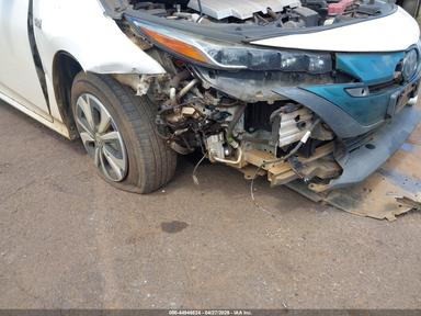 Vue de 2017 Toyota Prius Prime Advanced, angle 6