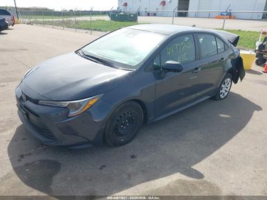 Vue de 2023 Toyota Corolla Le, angle 2