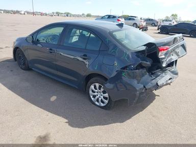 Vue de 2023 Toyota Corolla Le, angle 3
