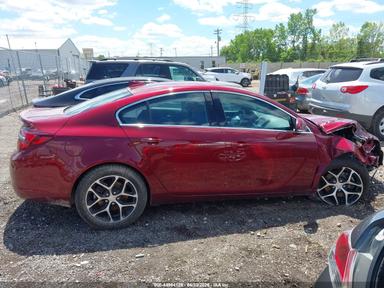Vue de 2017 Buick Regal Turbo Sport Touring, angle 14